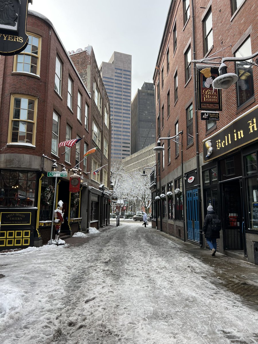 Spending the weekend before Christmas in Boston. A fresh blanket of snow from last night’s storm has really added to the city’s festive feel.🎄❄️