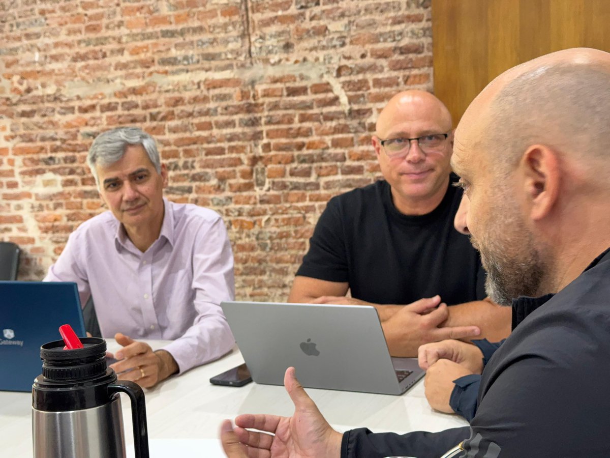 Para ser efectivos en la gestión, es necesario tomarnos el tiempo para repasar los resultados de los programas que implementamos en este primer año de gestión.

Hoy desde temprano estuvimos con los integrantes de la Secretaría de Comercio Interior y Servicios, <a href="/gustavorezzo/">Gustavo Rezzoaglio</a> ,