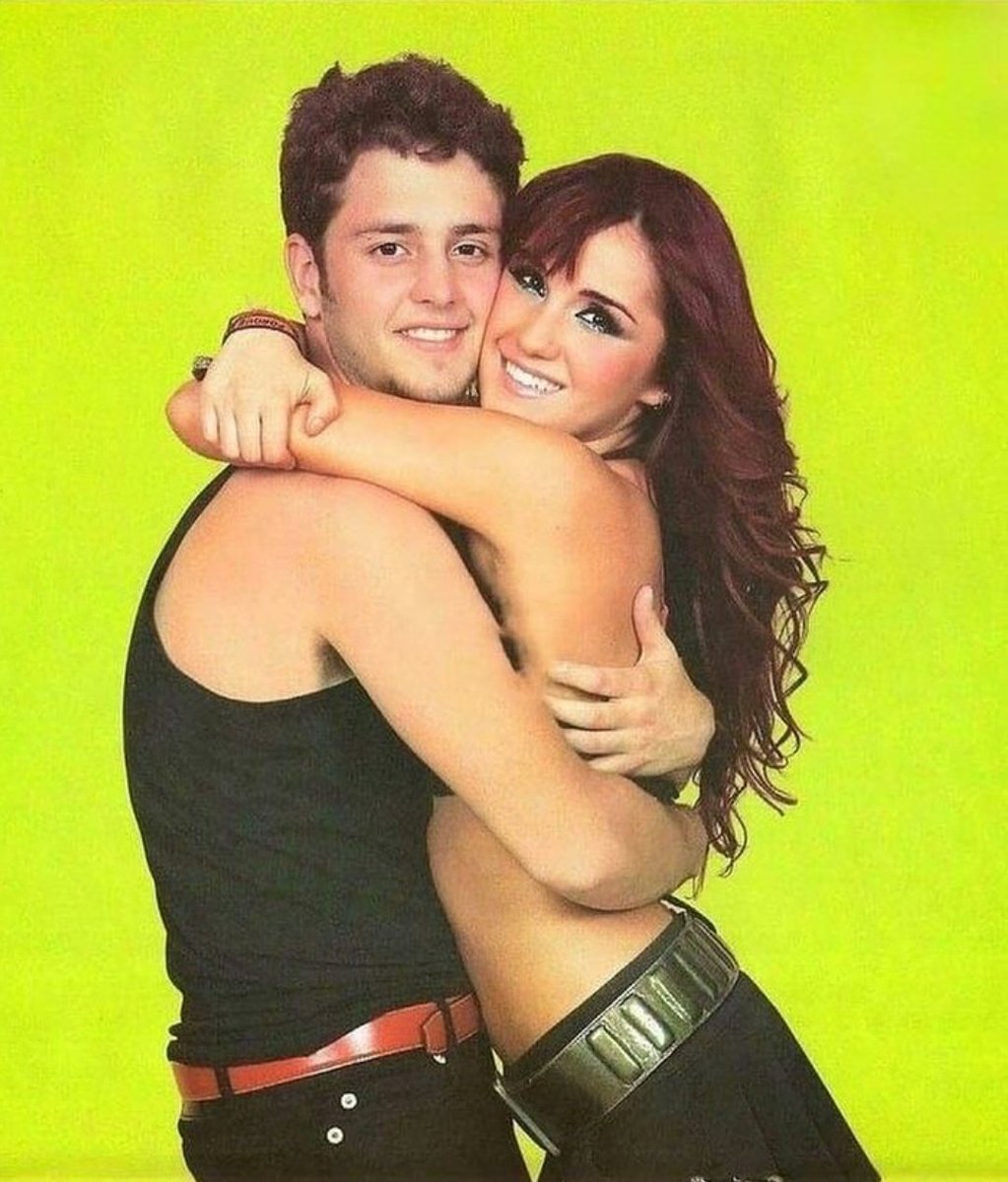 TodoEsDulceAL's tweet photo. Acho essas fotos as mais lindas. Que nesse dia vondy 21/12 eles preservem essa amizade de tanto tempo que todos nós adoramos ver-los juntos! Feliz dia gente #Vondy #dulcemaria #christopheruckerman https://t.co/4SmdKRFgGq
