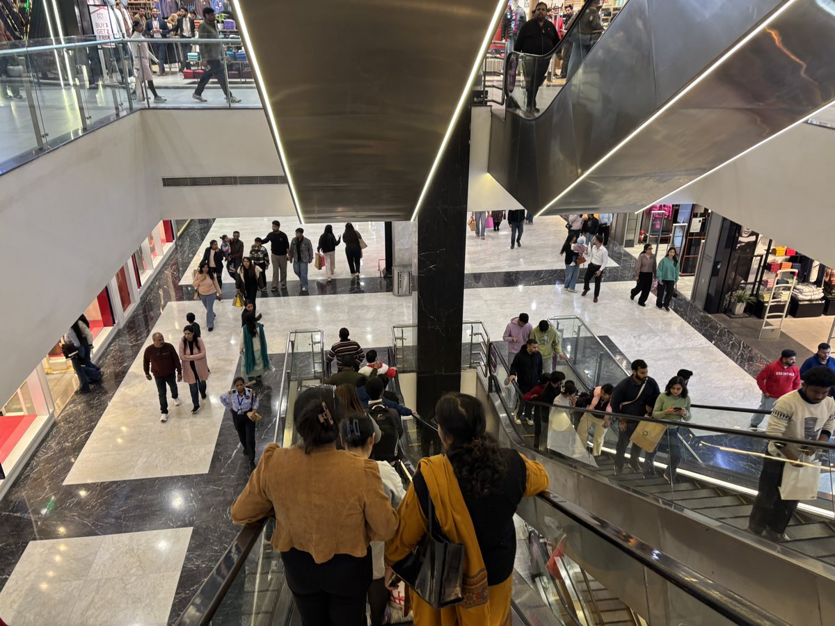 Went to a mall today.
The place was swamped by Canadian Punjabis who’re here on Christmas holidays.
Canadian Punjabi accent all around.
पुत don’t touch that. Germs हैगे.