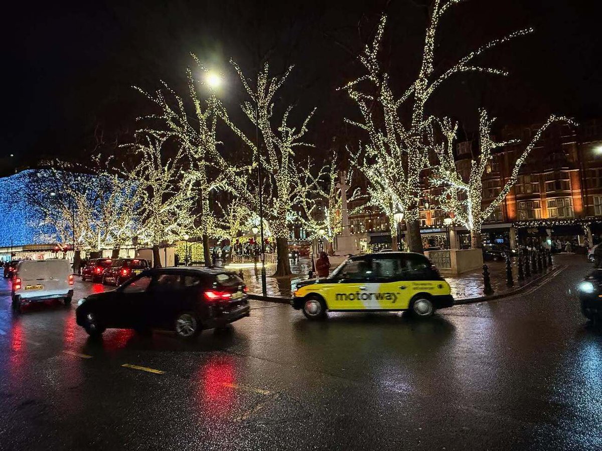 Timothy_Hughes's tweet photo. Sloane Square #christmas #christmas2024 #sloanesquare #london #london๐ฌ๐ง #londonist #londonlife #londoner #londoners #christmasdecor #christmastree #christmasdecorations #christmastime #merrychristmas #merrychristmas๐ #xmas #xmastree๐ #xmastree #xmasdecโฆ https://t.co/7JBkRxph6U https://t.co/kY7iBDXFwt