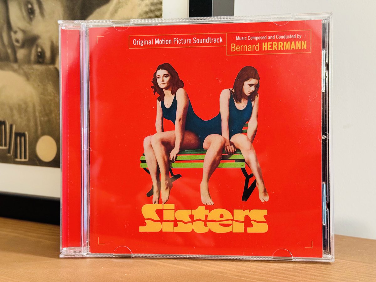 Sisters (Hermanas) fue la primera de las dos bandas sonoras que Bernard Herrmann compuso para Brian De Palma. La otra fue Obsession (Fascinación).
Dos partituras maravillosas.

Sisters was the first soundtrack Bernard Herrmann composed for a Brian De Palma movie. The second and