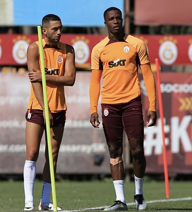 Galatasaray tarihindeki dönüm noktalarından biri zaha ve ziyech gibi mızmızlardan kurutulup atletizm üzerine kurulu bir kadro reformuna gidilmesidir.Bu adamların statik, topu ayağına bekledikleri,defansif zaaf barındıran oyunlarından bay,yunus,osi gibi oyuncularla oynanan++