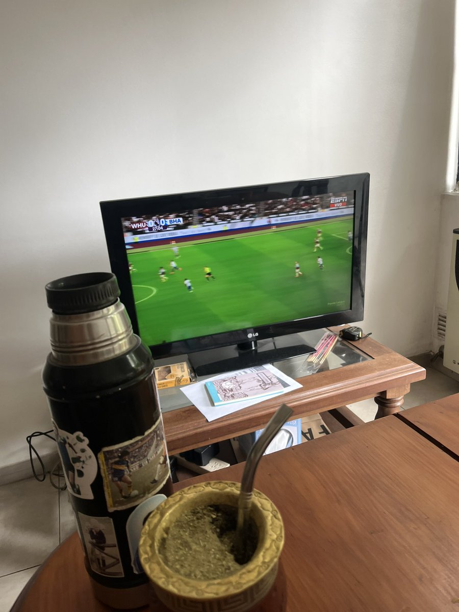 Es sábado al mediodía, tenés miles de quilombos y preocupaciones rumiando en tu cabeza. Prendés la tele y escuchas al bambino relatando un partido intrascendente de premier, volvés al presente...por un rato todo se acomoda.