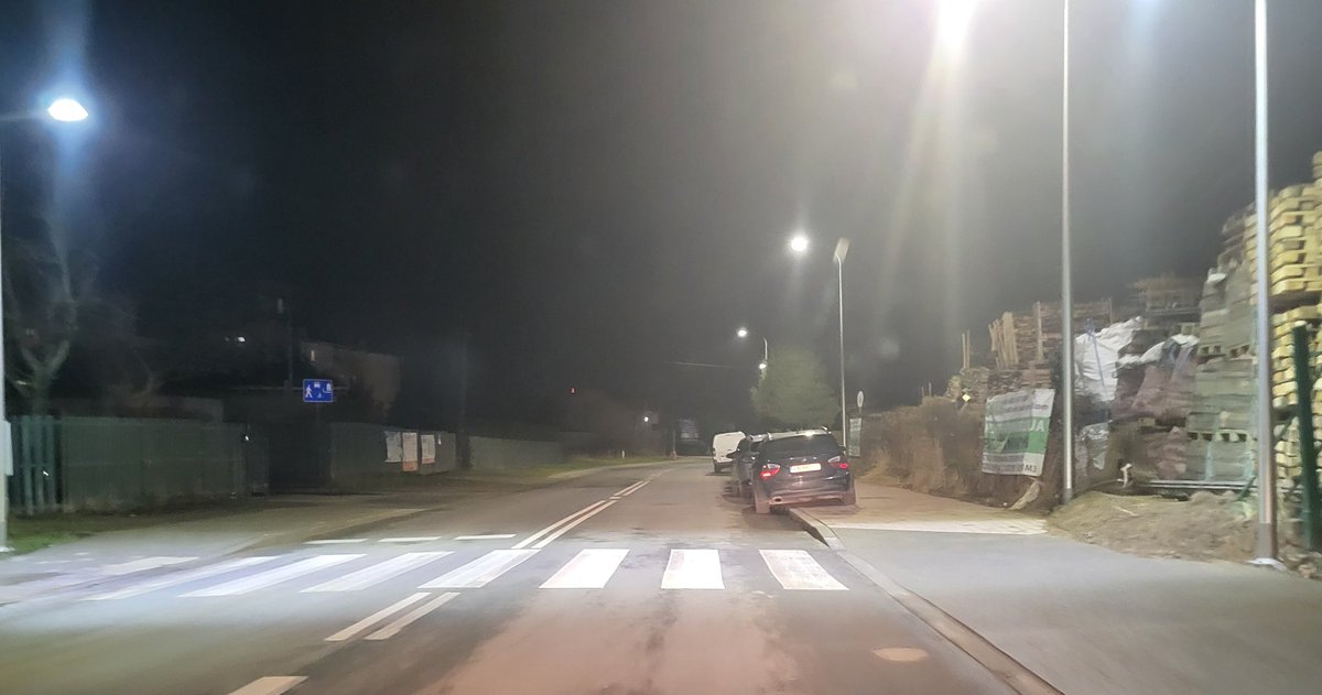 N. Sącz, ul. JP2 po 2-letniej przebudowie, nowy chodnik (wcześniej nie było), 200m od KMP. Tak sobie parkują. Zgłoszone 2x na geoportalu. Brak interwencji, oznaczone jako niepotwierdzone. <a href="/_zboral/">Łukasz Zboralski</a> <a href="/kwpkrakow/">Małopolska Policja</a>