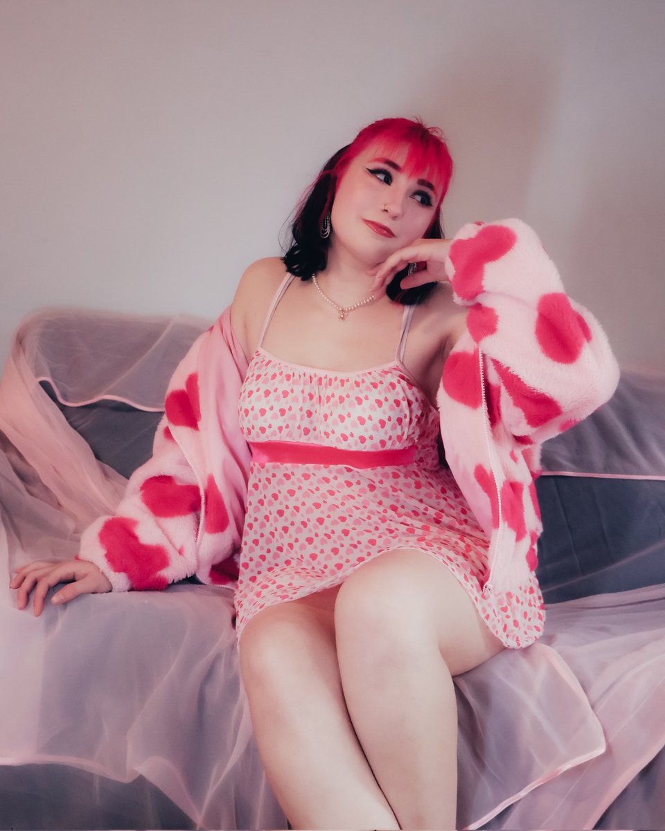 sleepycaspr's tweet photo. Birthday shoot for my friend ❤️ i love making my friends feel beautiful 
#pinkaesthetic #birthdayphotoshoot #fashionphotography https://t.co/FhBdv1ZufI