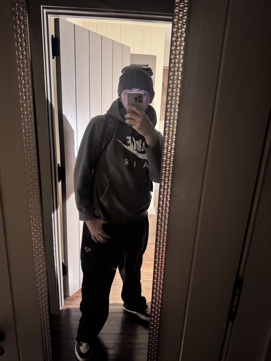 aeonami's tweet photo. steppin out… hide ya girl https://t.co/UOMWP0VItu