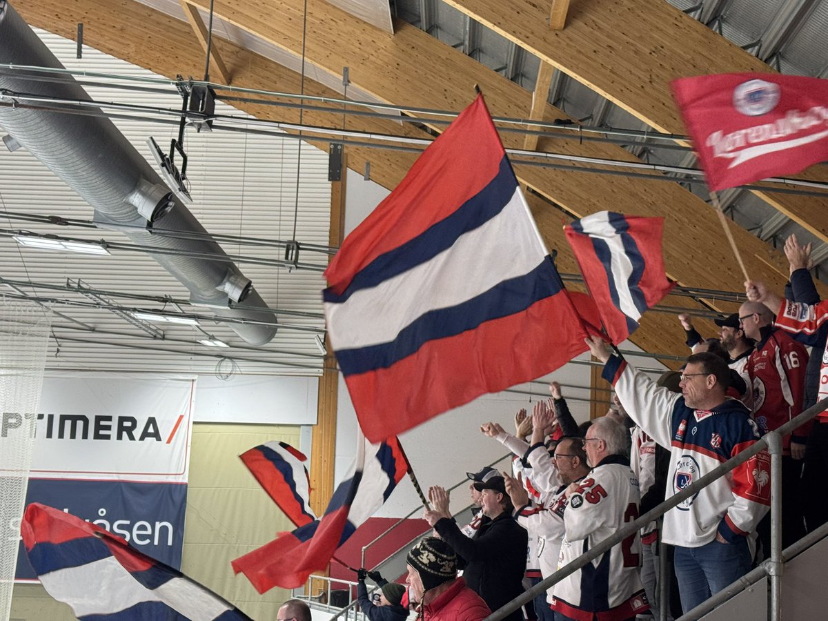 Denne gjengen fortjener skryt. Til tross for tromma.

Solid oppmøte på bortebane, attpåtil rett før jul. 
#2hockey
