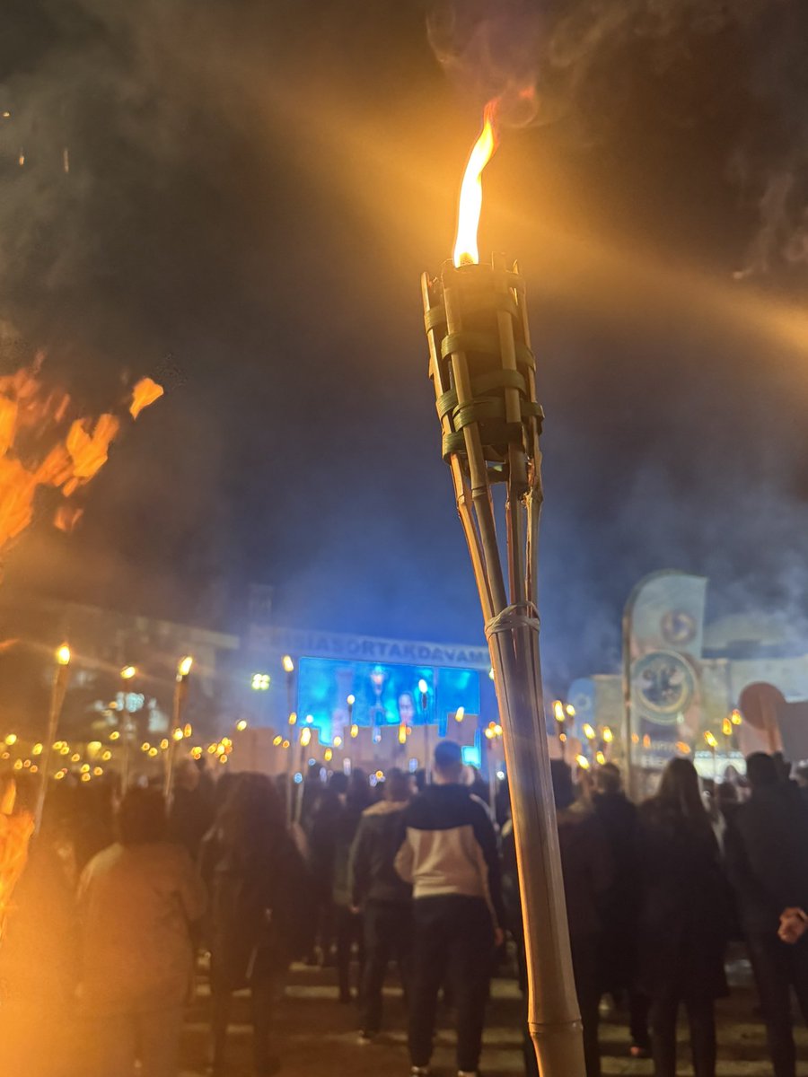 Aynı acıda aynı davada tek yürek olmuş onlarca insan var bu tarihi meydanda.
Yakmış olduğumuz her meşalede her bir can için dökülen gözyaşı var, acı var, umut var.
Bu şehre adalet gelene kadar ne içimizdeki yangın ne yolumuzu aydınlatan bu meşaleler sönmeyecek.
#isiasortakdavamız
