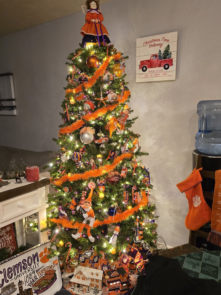 Tluna80's tweet photo. Go Tigers! 🐅 #Clemson #clemsonfootball #Christmas2024 #ChristmasDecoration @ClemsonTigerNet @ClemsonSports @ClemsonTigers @ClemsonUniv @ClemsonFB @Clemson247 https://t.co/8RZVzxc6WP