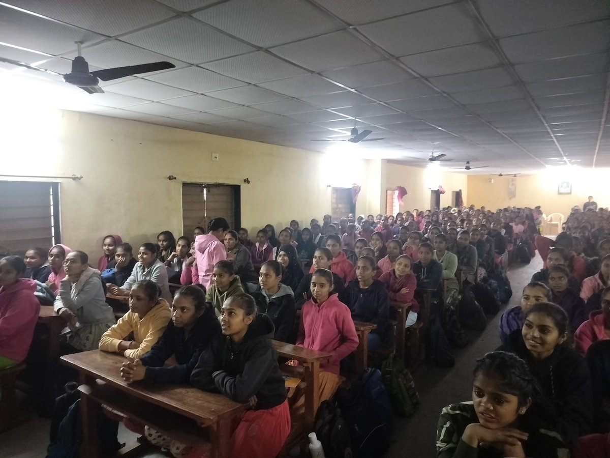 VejeeV's tweet photo. આજ રોજ ‌મહિલા પોલીસ સ્ટેશન નડીયાદ She team દ્વારા સુરજબા આટૅસ મહિલા કોલેજ ખાતે વિદ્યાર્થીનીઓને કારકિર્દી ધડતરનુ માગૅદશૅન સ્વ બચાવ તેમજ સાઇબર ક્રાઇમ1930 નંબર અવેરનેસ અને 181 હેલ્પલાઇન નંબર તેમજ 100 નંબર હેલ્પલાઇન વિશે માહિતી આપી https://t.co/Kf7DemDEQX