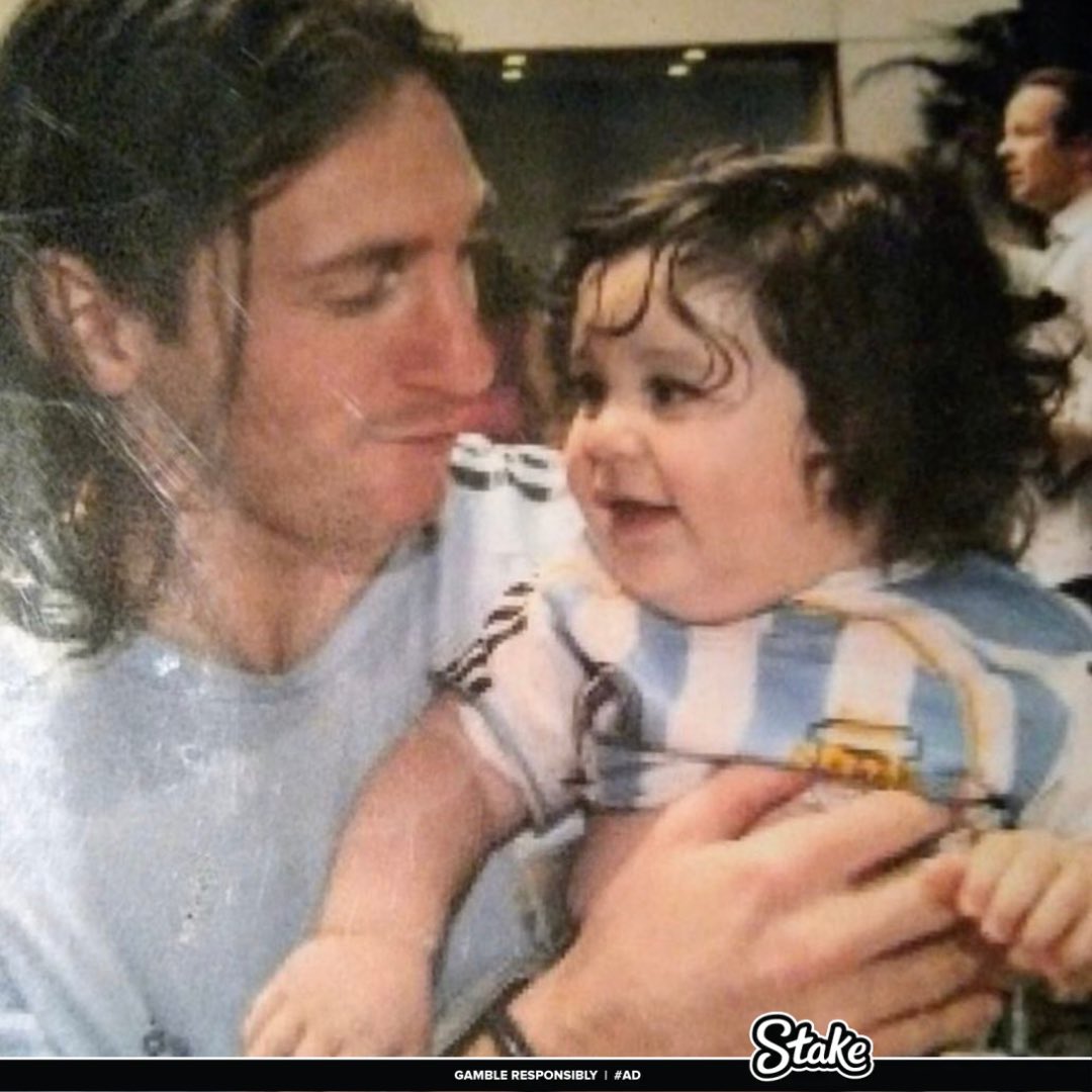 WeAreMessi's tweet photo. Young Leo Messi with a cute little fan 😍 https://t.co/XToVZwghFz