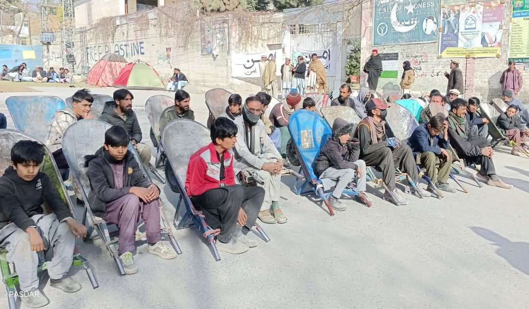 AwizHaider's tweet photo. Parachinar's 0.7mi  population has been under siege for the past 70 days.
There is severe shortage of groceries. State administration has completely failed.
#Parachinarcrisis 
#PutParachinarOutOfTrouble https://t.co/hNIiAyoOHU