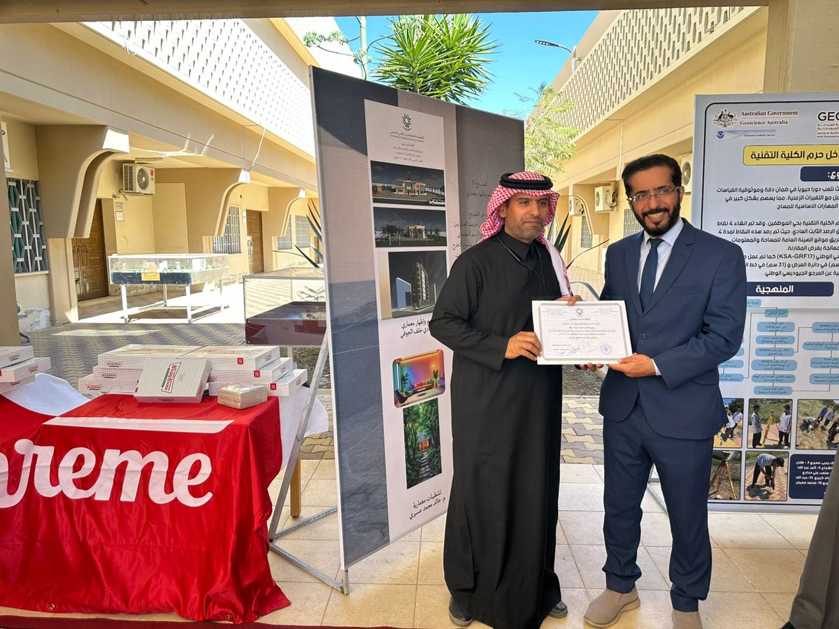 بحضور عددا من منسوبي القطاع الخاص قسم المدني والمعماري بتقنية ابها يقيم معرض الخريجين الموحد 

أبها : سلمان آل مقرح 

أقام قسم التقنية المدنية والمعمارية والمساحة بتقنية ابها معرض موحد لمشاريع التخرج للفصل الاول من العام الجاري 1446 . وذلك بحضور عميد الكلية التقنية بابها الدكتور