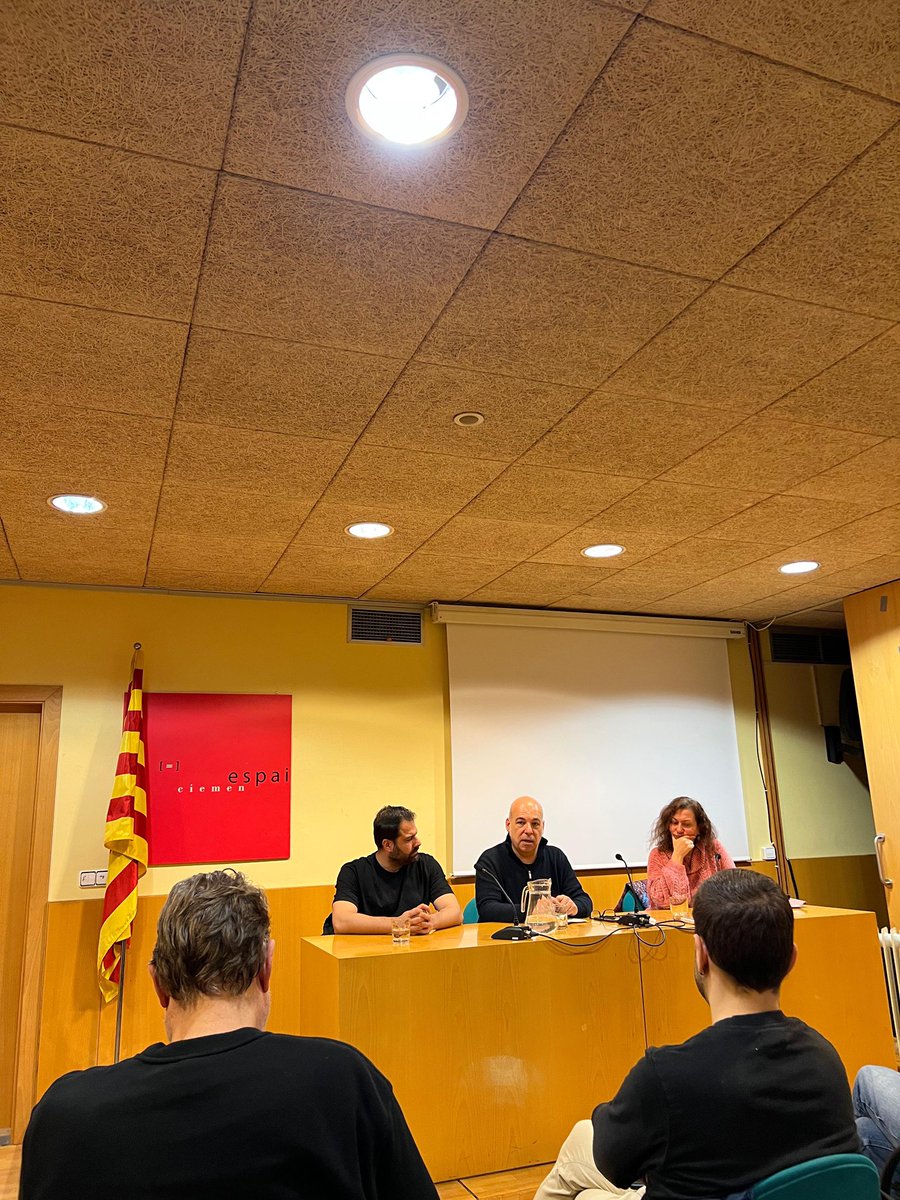 Ahir vam participar de la xerrada organitzada pel <a href="/elciemen/">CIEMEN</a> en solidaritat amb Rojava i per la pau a Síria. 

Un espai de reflexió i suport a la lluita per la pau i els drets humans✊