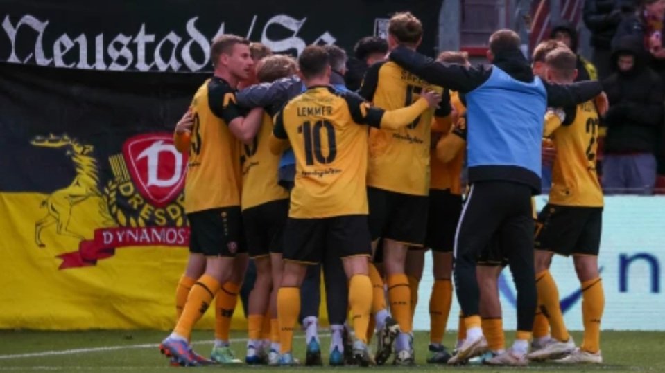 FreitalonTour's tweet photo. HACHING vs SGD 0:3
Z: 9000
LIGA3
Verdienter Dreier ..Herbstmeister. Allen eine Gute Heimreise und dem Aljaz Casar eine Gute Besserung #sgd1953 #ftlot #ultrasdynamo #away #liga3 #haching Shot by IMAGO/ EIbner https://t.co/ARc1Jdad5i