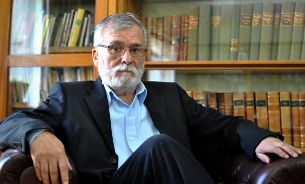 javiergarciabu's tweet photo. Murió el poeta Hernán Miranda Casanova, parte de la generación del 60, el autor de "Arte de vaticinar", un agudo cronista de la realidad que apuntó un puñado de poemas memorables: "Somos una comarca reconstruida con sus propios escombros". 📚🌟 https://t.co/E2lrEqmwjL