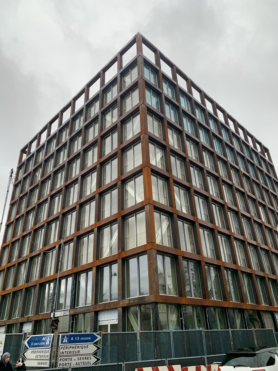 mairie15's tweet photo. Peu à peu, l’aménagement de la porte Brancion, porté par la @GrandParisMGP, la Ville de @Paris et la Mairie de #Paris15, prend forme avec la livraison mi-2025 d’une résidence pour 114  jeunes salariés et d’une résidence étudiante de 157 logements @_RIVP_ @Woodeum https://t.co/CGPc0a02Zk
