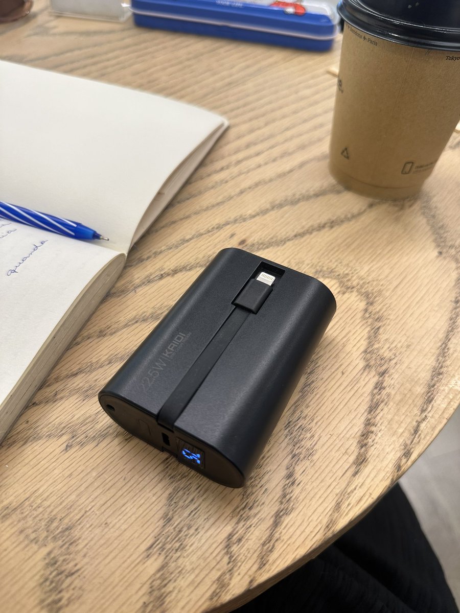 carolfigueiredc's tweet photo. gente dica de amiga
esse powerbank aqui da KAIDI é INSANO de bom. dá duas cargas completas no celular e carrega na velocidade de um carregamento usb-c. sem falar no tamanico que cabe na palma da mão 

meu cel tava em 0% e ele em 100%, agr ta em 62% e ele em 75% 

amooooo https://t.co/Z0nS184Jdb