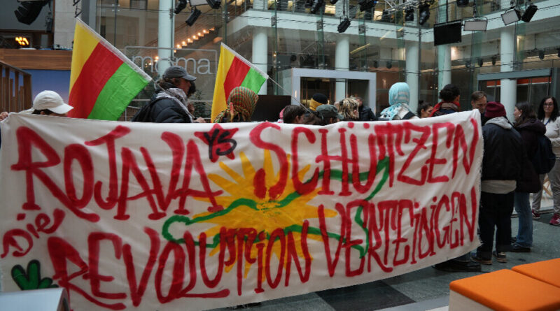 Asi 20 internacionalistů*ek ve středu obsadilo vestibul hlavního studia německé veřejnoprávní televize ZDF. Požadovali*y vyvážené zpravodajství o aktuálních tureckých útocích na území Demokratické autonomní správy sev. a vých Sýrie (DAANES, #Rojava). 

1/2