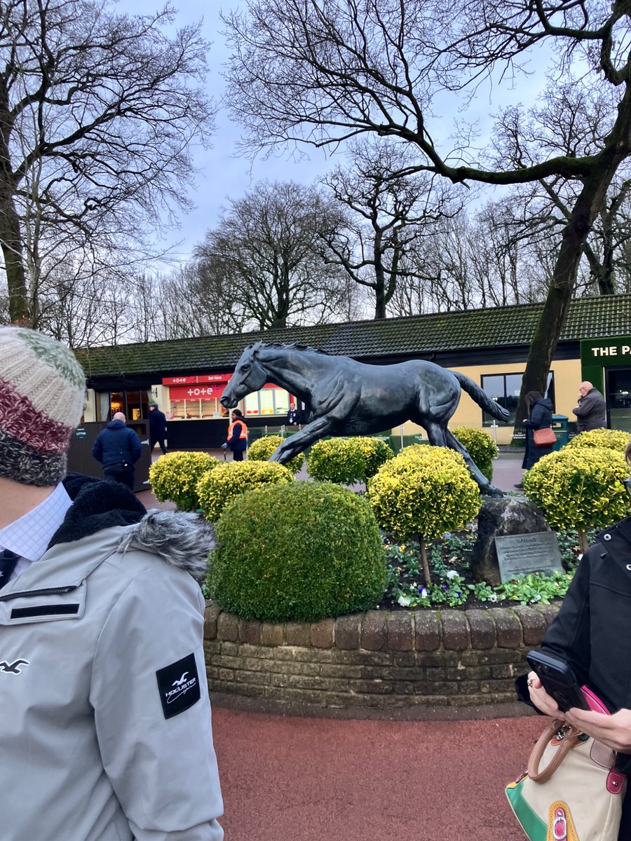 PaddysPaddock's tweet photo. Another fun day at Haydock! No winners but enjoyed it with good company https://t.co/cDL6MhBAyg