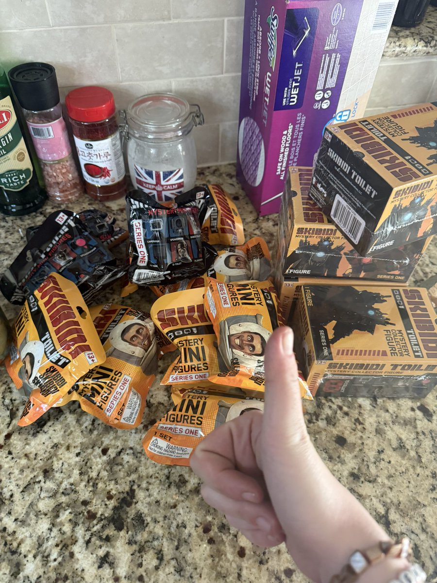 When working in UGC, getting to celebrate launches in-person with your team is rare - we’re spread out on all corners of the globe 🥲✈️

Lucky for me <a href="/DuckConfetti/">DuckConfetti</a> was in town this time. I threw a little holiday party and we made it #skibidi 🚽