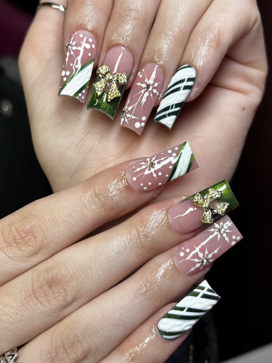 serenaxo_'s tweet photo. 🎄💚🌟 https://t.co/pX03RuwhKy