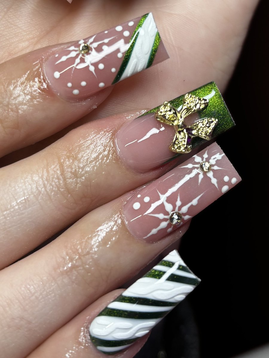 serenaxo_'s tweet photo. 🎄💚🌟 https://t.co/pX03RuwhKy