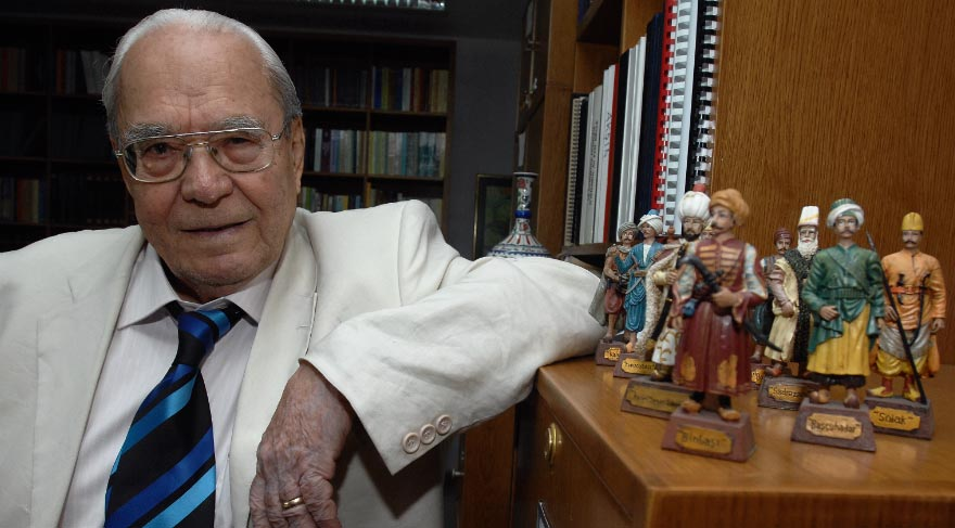 "Türklerin övünülecek bir târihleri var. Târih bilirseniz, ancak o zaman "ne mutlu Türk'üm" sözünün bir mânâsı olur."

Prof. Halil İnalcık