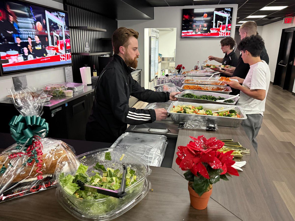 OJHLPatriots's tweet photo. 🎄🎅 Patriots Christmas Feast🎅🎄

Earlier this week, we came together as a team and staff to celebrate the holiday season. Grateful for this amazing group on and off the ice! 🏒✨

#patriotsfamily #teamchristmas #holidayspirit #hockeylife #strongertogether #seasonofgiving #ojhl https://t.co/dpe7bdA3Yz