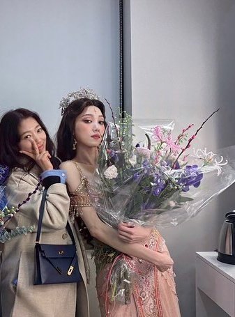 bchamomilee's tweet photo. From thiss To thiss
Support each others #leesungkyung #parkshinye https://t.co/kXu4MLHHEK