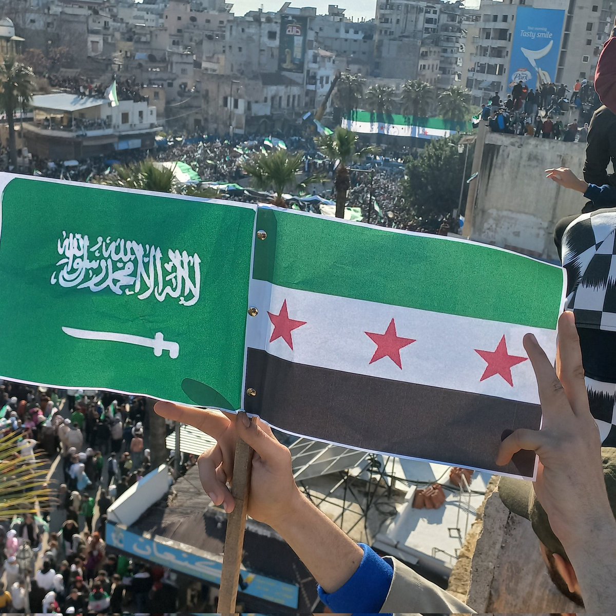 omaraljanoubi's tweet image. ايران قطعت النفط عن سوريا فجاء الرد  على ايران من هذا المواطن السوري الخير قادم لسوريا باذن الله