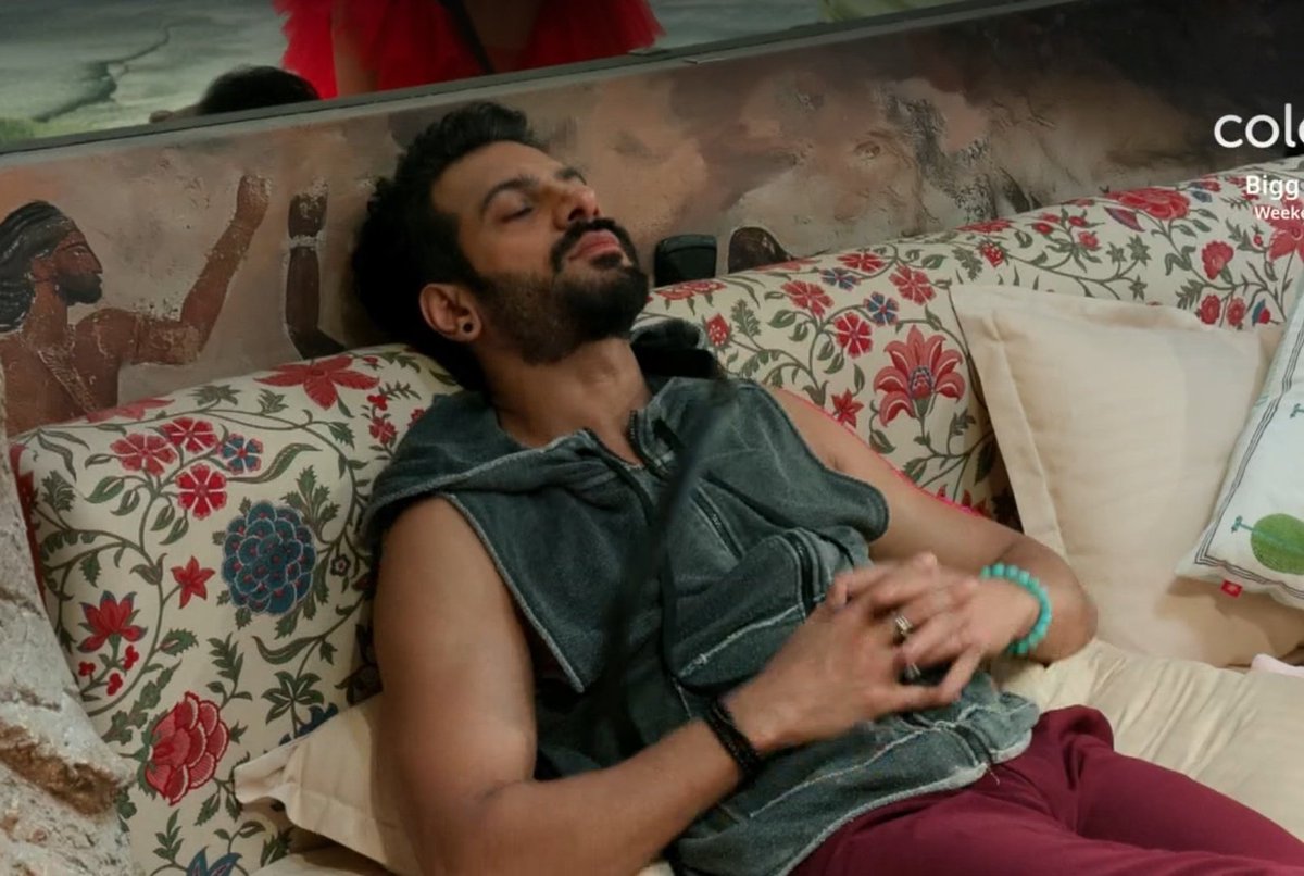 caffeinatedcor_'s tweet photo. he is definitely not going to hold himself back because of chum now, he has already controlled himself a lot and the anger is soo clearly visible. its finally showtime now lfg!!!

WE LOVE KARANVEER MEHRA 

[ #karanveermehra #biggboss18 #bb18 ] https://t.co/rXH6jjXFAA