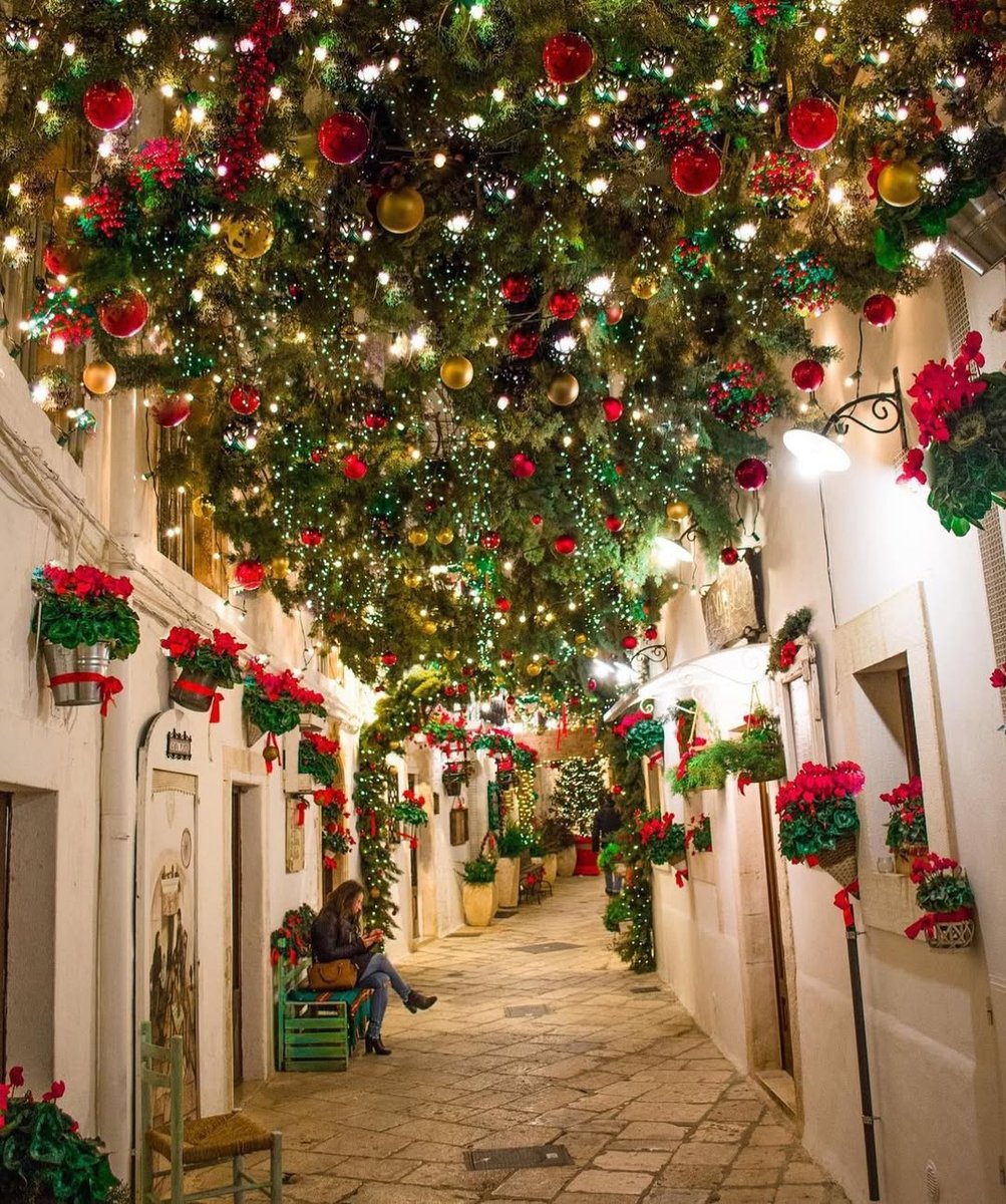 Hilo de los pueblos y ciudades más bonitos del mundo en Navidad:🧵

1. Locorotondo, Italia