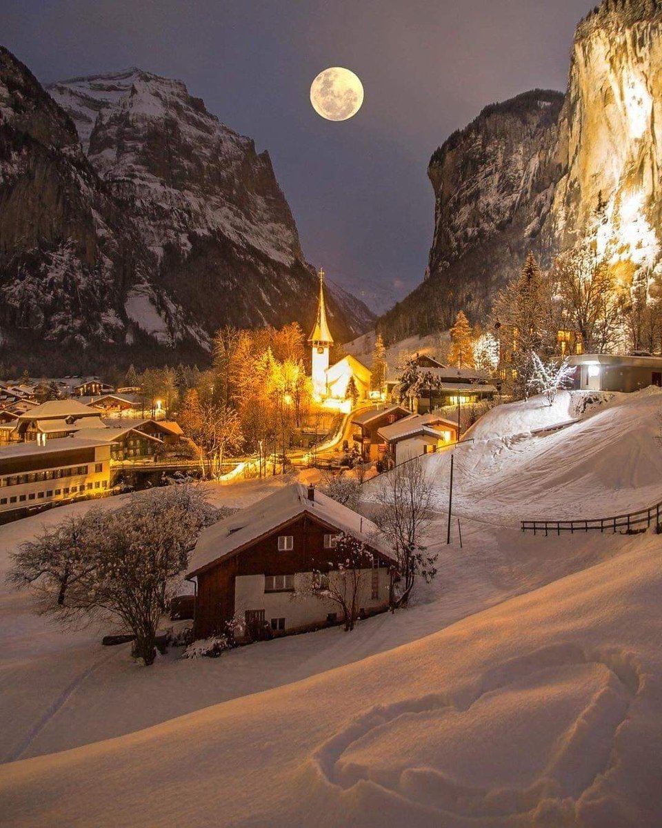 PropositoyVida's tweet photo. 3. Lauterbrunnen, Suiza

Cuando el invierno cubre el valle suizo, el pueblo se transforma en un cuento de hadas cubierto de nieve.

Las cascadas de Lauterbrunnen se congelan bajo una brillante capa de hielo, mientras que los tradicionales chalets sumergen a los visitantes en un paraíso invernal perfecto.
