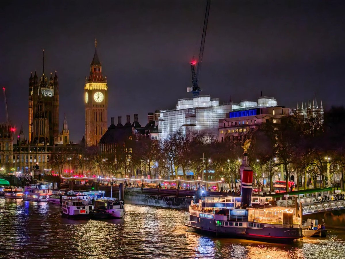 テムズ川沿いの夜はとても賑やかです✨  
ここは本当に美しい場所です🌟