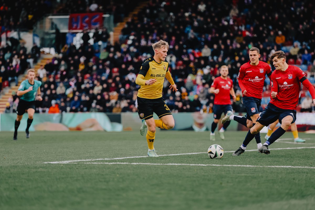 DynamoDresden's tweet photo. 3:0 in Unterhaching! Die Sportgemeinschaft geht mit einem deutlichen Auswärtssieg in die Weihnachtspause. Nach der frühen Führung von Aljaz #Casar legten David #Kubatta und Stefan #Kutschke im zweiten Durchgang nach. 💪👉 https://t.co/vY7FXrB4sV #UHGSGD 0:3 #sgd1953 https://t.co/TFXLgqnpjp