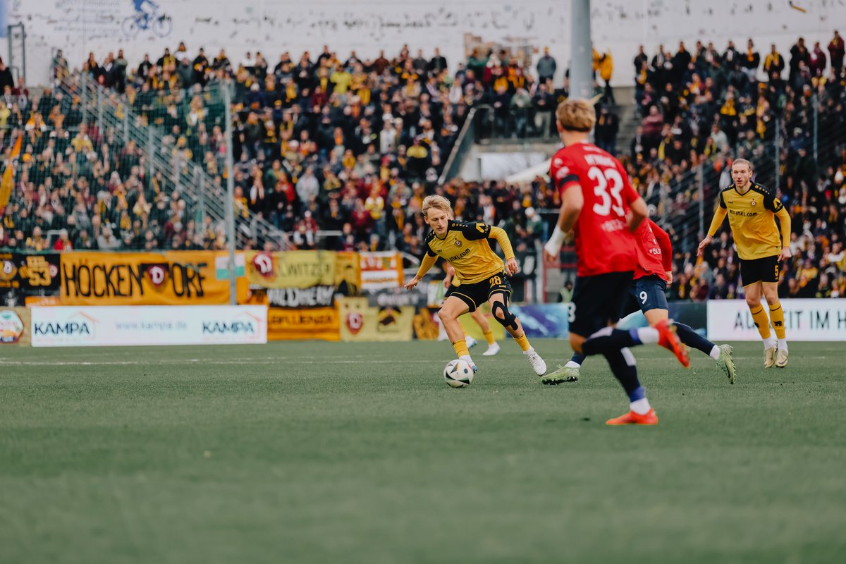 DynamoDresden's tweet photo. 3:0 in Unterhaching! Die Sportgemeinschaft geht mit einem deutlichen Auswärtssieg in die Weihnachtspause. Nach der frühen Führung von Aljaz #Casar legten David #Kubatta und Stefan #Kutschke im zweiten Durchgang nach. 💪👉 https://t.co/vY7FXrB4sV #UHGSGD 0:3 #sgd1953 https://t.co/TFXLgqnpjp