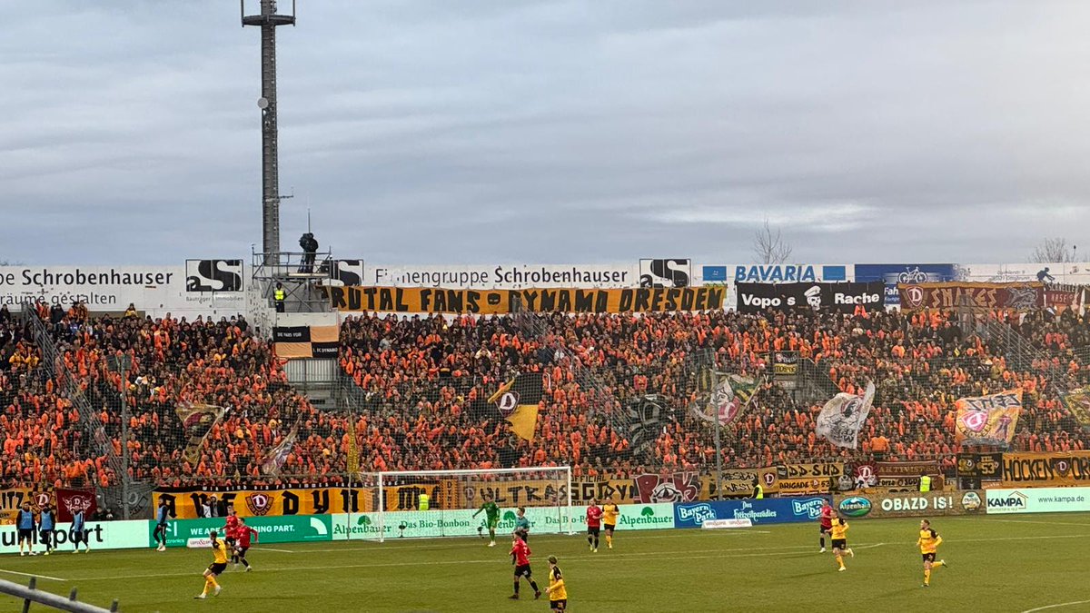 FasziFankurve's tweet photo. Zahlreiche Fanfotos des aktuellen Spieltags online. Schaut euch an, was in den Fankurven in Deutschland los war 👉 https://t.co/YnySRCRByu #UHGSGD #KSVFCA #BVBFCS #EVLS04 #HSVSGF #FCIFCE #F95FCM https://t.co/nY3ztha5Zb