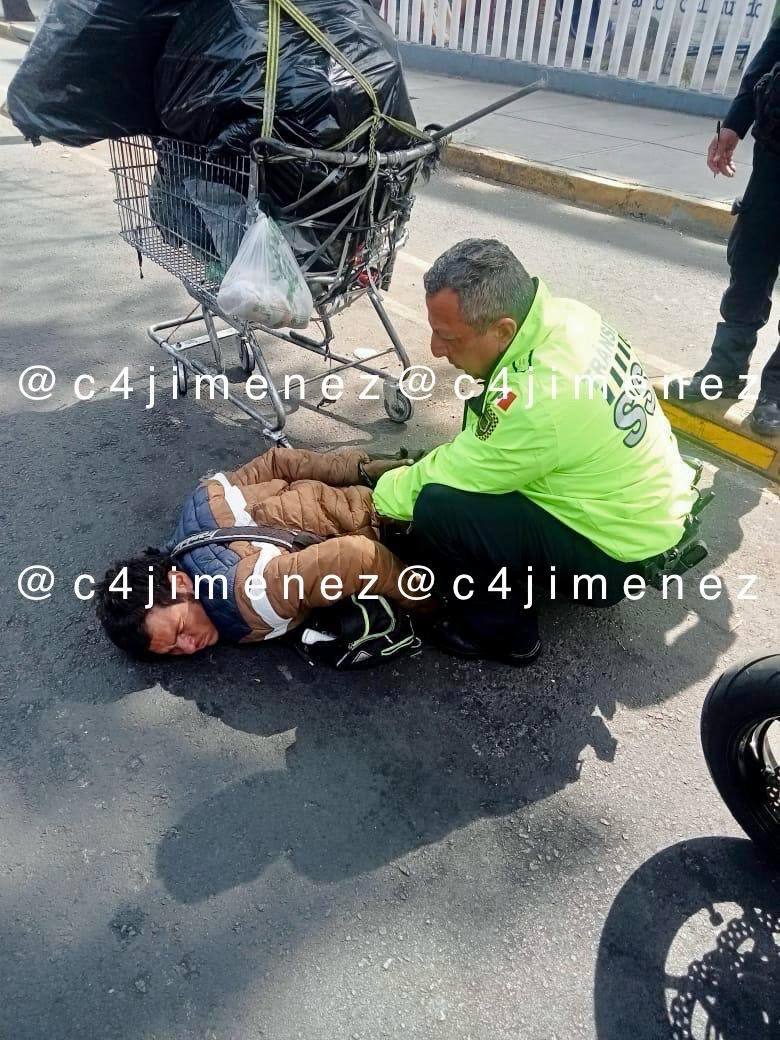 c4jimenez's tweet photo. HONDUREÑO APUÑALA en la CARA a MUJER
Cristian Canales
Atacó con un cuchillo a Alma Gómez.
Le provocó una herida de unos 25 cm en el rostro.
Paramédicos la llevaron al hospital.
Este agente de la Subsecretaría de Tránsito de @SSC_CDMX persiguió y así detuvo al tipo. https://t.co/YSSXkN2lia
