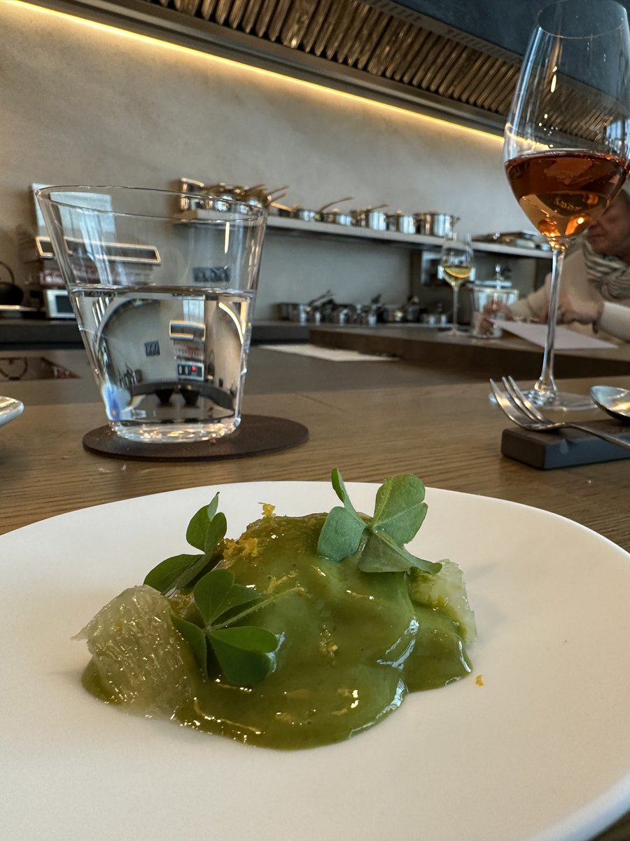 cook_obsession's tweet photo. Hoy he comido en el que es mi modelo de restaurante favorito.
Sabores nítidos, definidos, platos coherentes, temporalidad y territorio.
Alma japonesa, técnicas de alta cocina y corazón catalán (del territorio). Servicio cercano más propio de itamae que de camarero al uso. Para mí, una estrella se les queda corta. @aurtrestaurant