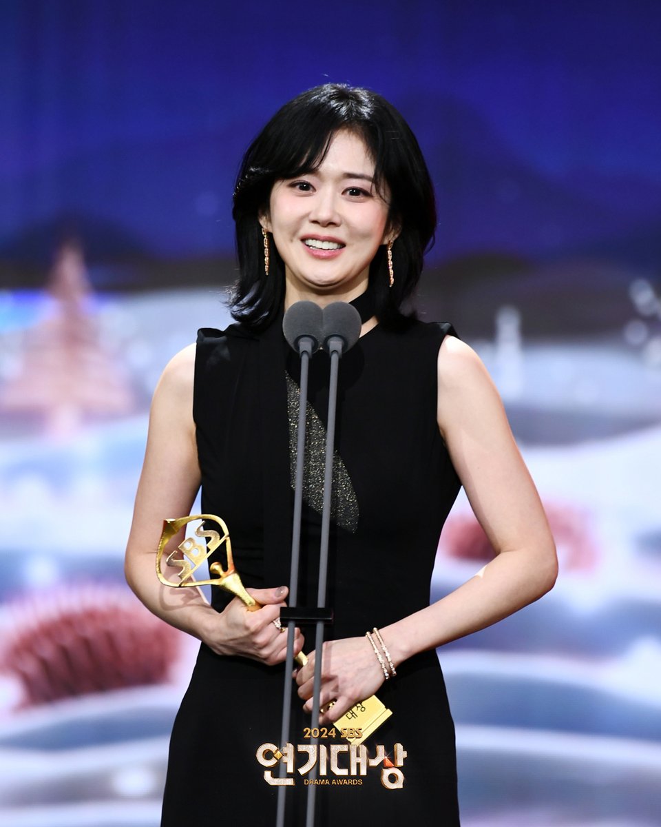 SBSNOW's tweet photo. <2024 SBS 연기대상> 
#대상🏆✨
#장나라 #굿파트너 #Goodpartner 

#2024SBS연기대상 #SBSDramaAwards
#SBS드라마 #연기대상 #2024연기대상 https://t.co/hqWIRtMiDt