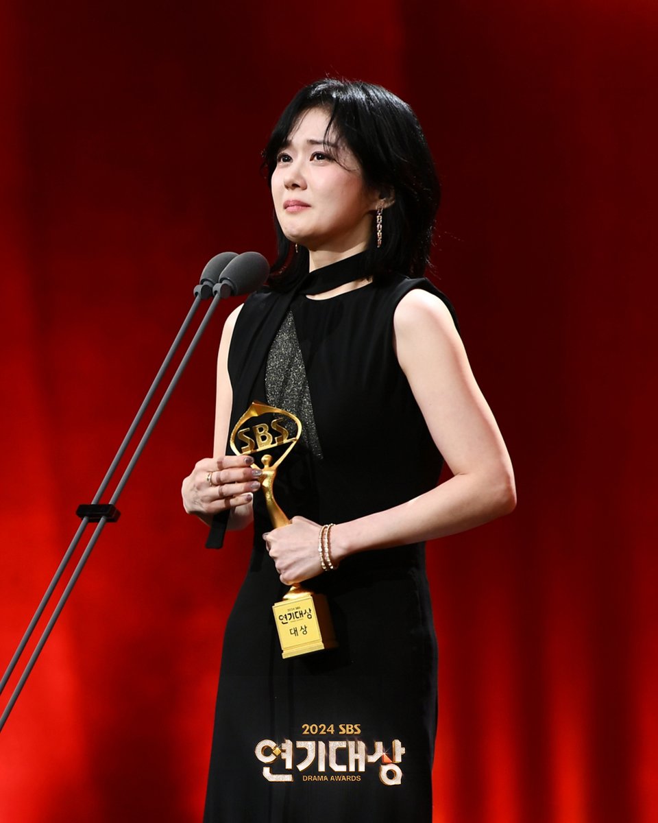 SBSNOW's tweet photo. <2024 SBS 연기대상> 
#대상🏆✨
#장나라 #굿파트너 #Goodpartner 

#2024SBS연기대상 #SBSDramaAwards
#SBS드라마 #연기대상 #2024연기대상 https://t.co/hqWIRtMiDt