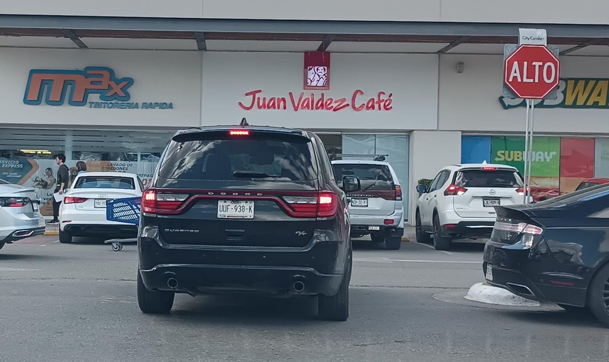 Cada vez más en Mérida vemos vehículos con placas foráneas que chocan y se dan a la fuga. Estas actitudes antisociales son ajenas a nuestra cultura, donde los controles sociales han sido clave para mantener la seguridad. La invasión de foráneos está erosionando nuestro lifestyle.