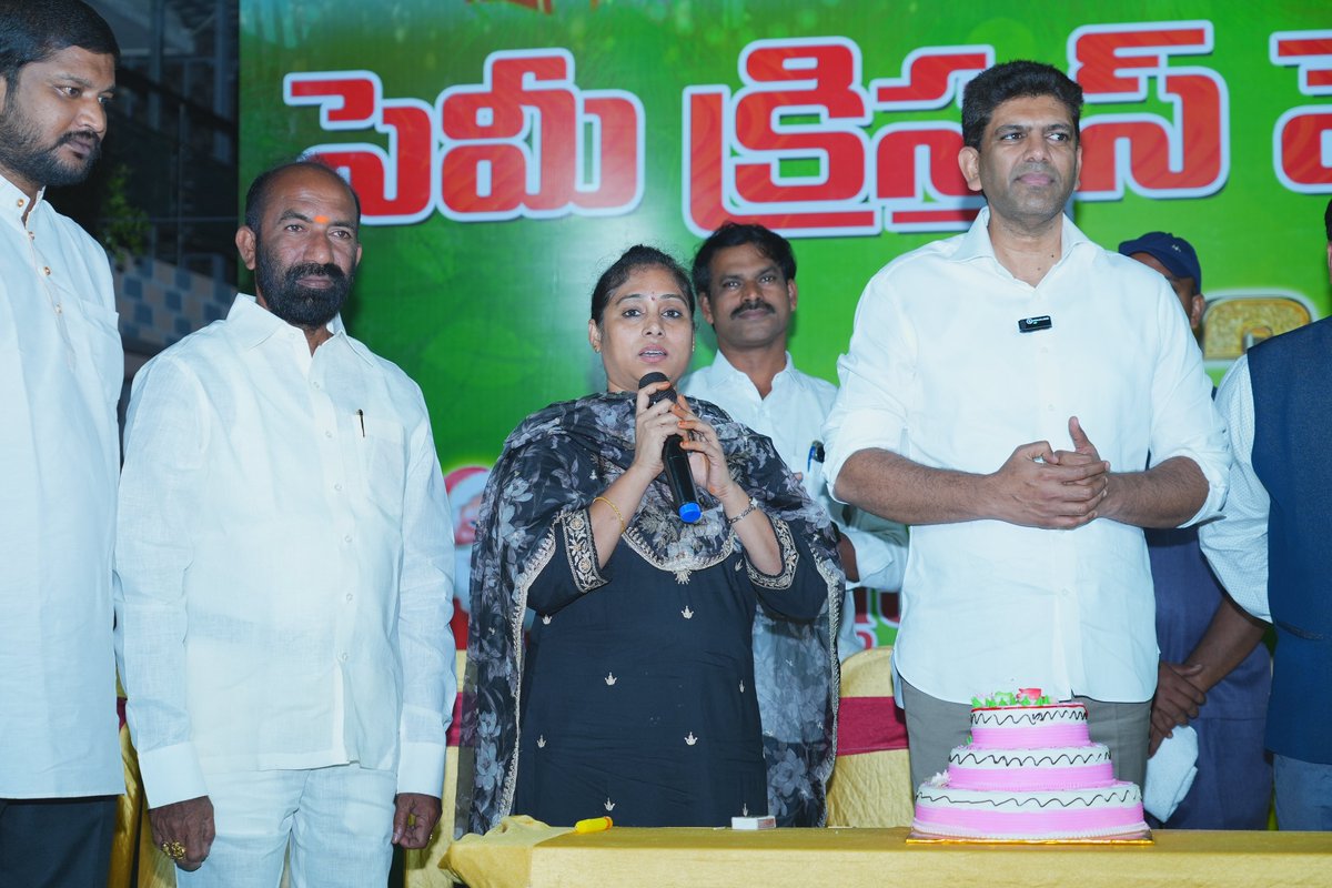 galla_madhavi's tweet photo. గుంటూరు పశ్చిమ నియోజకవర్గంలోని 22వ డివిజన్ లక్ష్మీనారాయణ పురం నందు జరిగిన సెమీ క్రిస్మస్ వేడుకల్లో పాల్గొన్న గుంటూరు పశ్చిమ నియోజకవర్గ MLA శ్రీమతి గళ్ళా మాధవి గారు.
#Gallamadhavi
#prechristmas https://t.co/3wCnInKy4h