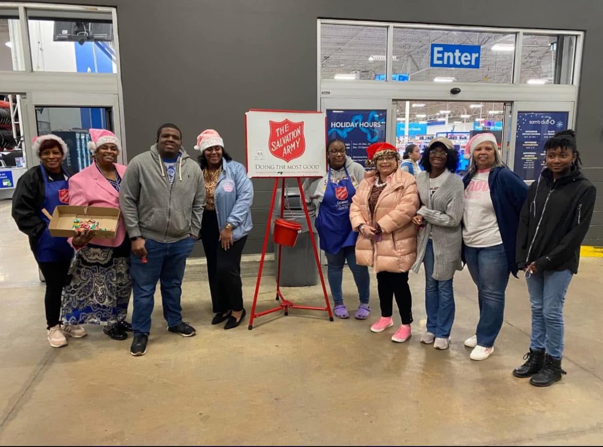 BigRank72's tweet photo. Got in a little community service done this holiday weekend. 🔔 Ringing the bell for the Salvation Army with some of the Top Ladies of Distinction.
#MakingADifference
#TopTeensofAmerica
#Community #servicetohumanity https://t.co/HUZY2iswaX
