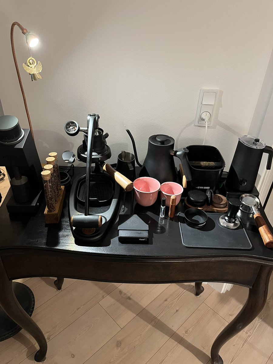 So after the first week and 500 gr of coffee with my new flair58 and varia vs3 it still excites me to brew every shot 🔥🔥
What is it? I dont really know, and its my first fully manual setup. But something just feels right with this workflow.