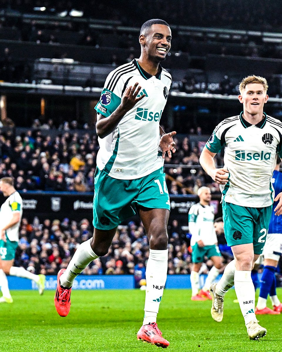 brfootball's tweet image. ⚽—1'
⚽—45+2' 
⚽—54' 

Alexander Isak lets 'em know after his first Premier League hat trick 👌