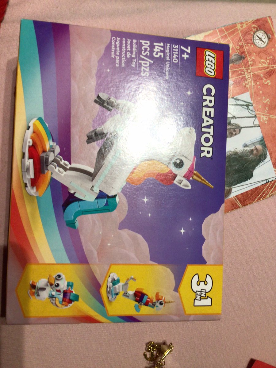 I just received my <a href="/TheCanyonCraft/">The Canyon Gift Exchange</a> gift!!
Thank you so much <a href="/coneyislndchaos/">DarDotDorothy</a> 😭💖
The sketchbook is amazing, I love all of the details!
And I can’t wait to play with the legos ✨ 
It made my day, thank you!!!