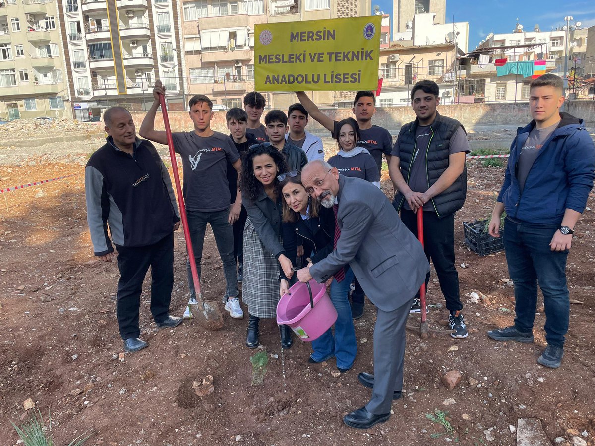 mersineml's tweet photo. Yeni okul projemiz için, Mersin Üniversitesi Engelsiz Kampüs Topluluğu işbirliğinde, fidan/ çiçek dikim etkinliği yaptık. Kendilerine, öğrencilerimize ve öğretmenlerimize teşekkür ederiz. https://t.co/rHMmCquBk7